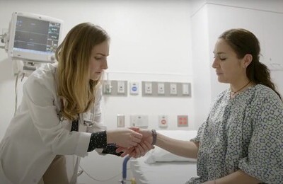 Кодирование Аквилонг в Гурьевске Врач держит пациентку за руку